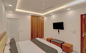 Collection O Spot Light Near Tughlakabad Station Metro Station